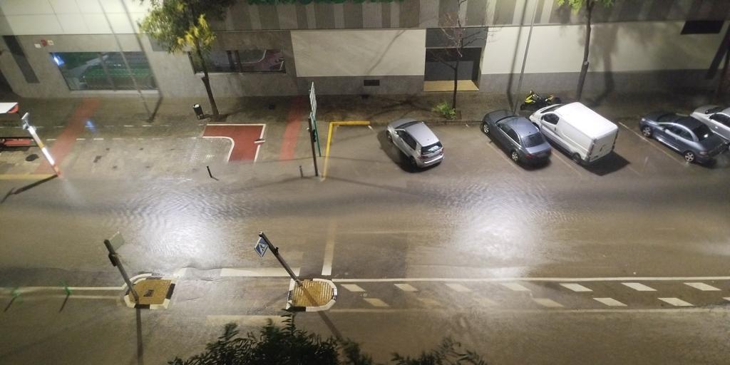 Las fuertes lluvias en Valencia desbordan el barranco de la Saleta, en Aldaia, y anega varias calles