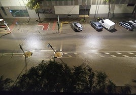 Las fuertes lluvias en Valencia desbordan el barranco de la Saleta, en Aldaia, y anega varias calles