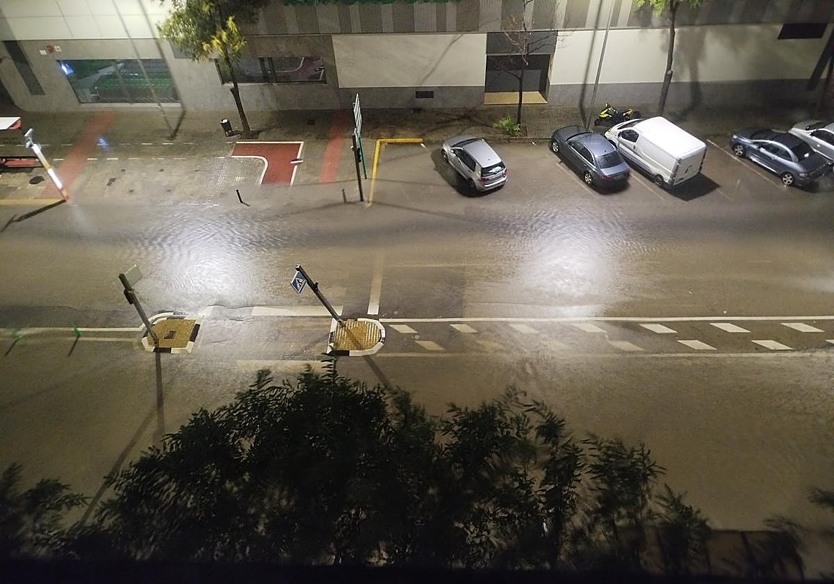 Las calles anegadas de Aldaia durante la noche.