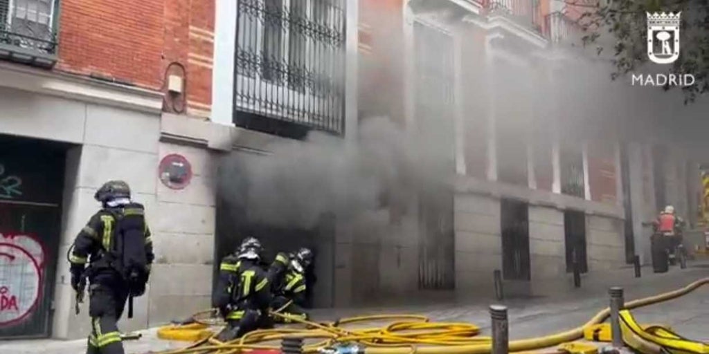 Un incendio en un garaje cerca del Palacio Real afecta en su totalidad a un vehículo