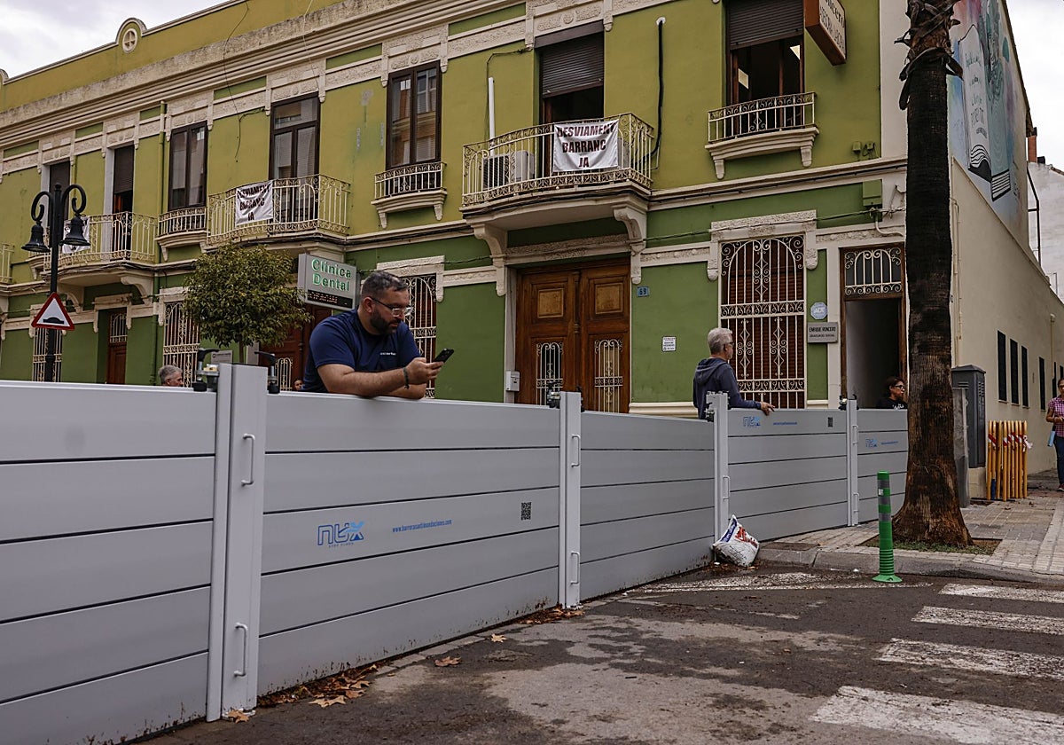 Imagen de las barreras instaladas en Aldaia (Valencia) para frenar la crecida del barranco de la Saleta