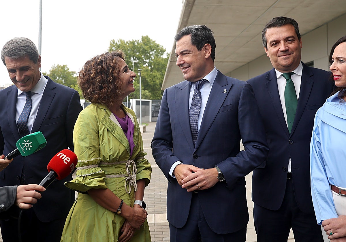 María Jesús Montero y Juanma Moreno, este lunes junto al alcalde de Córdoba y la consejera de Fomento