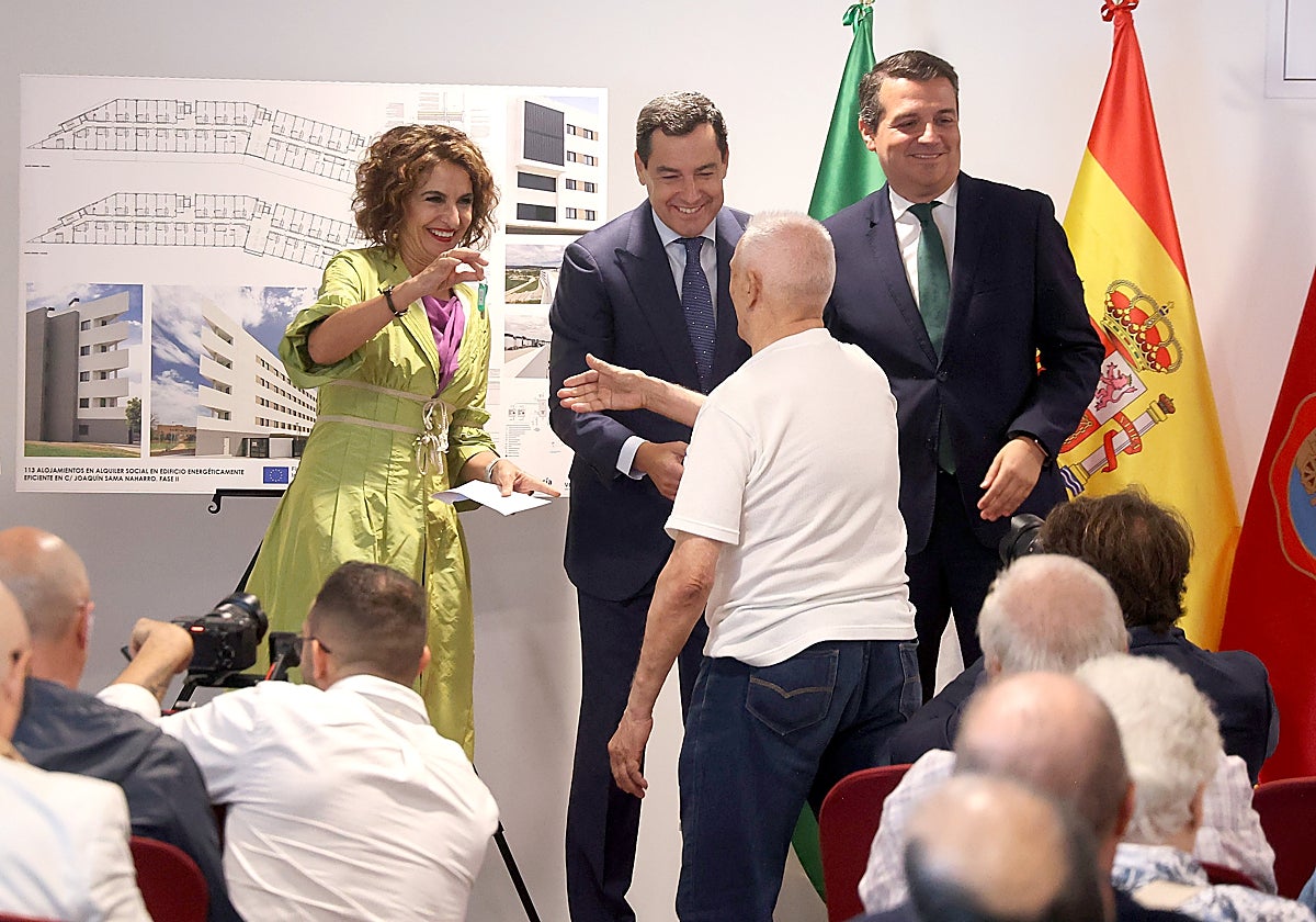 Montero, Moreno y Bellido entregan las llaves de los alojamientos de Sama Naharro