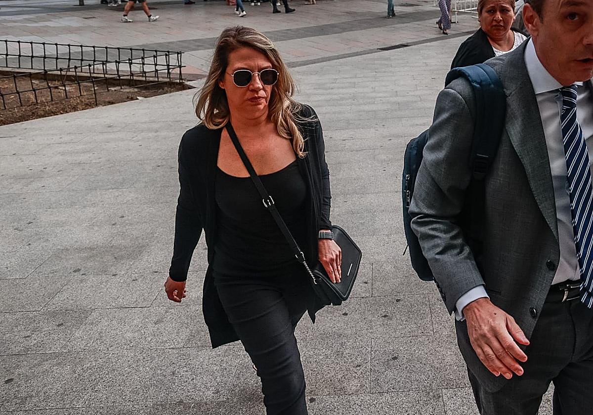 Cristina Álvarez, asistente de Begoña Gómez, llega a los juzgados de plaza de Castilla