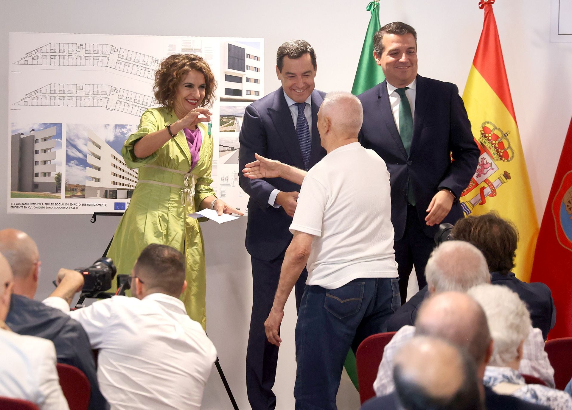 La emocionante entrega de llaves a mayores para sus pisos en Córdoba, en imágenes