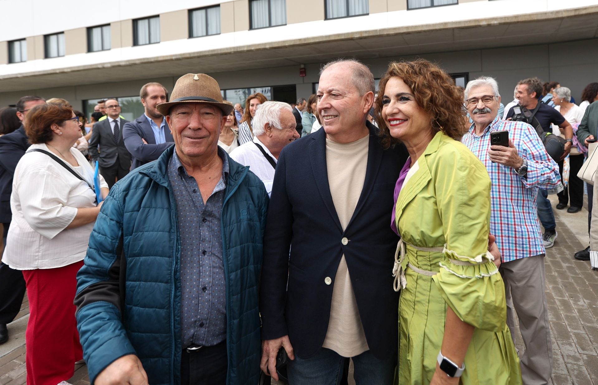 La emocionante entrega de llaves a mayores para sus pisos en Córdoba, en imágenes