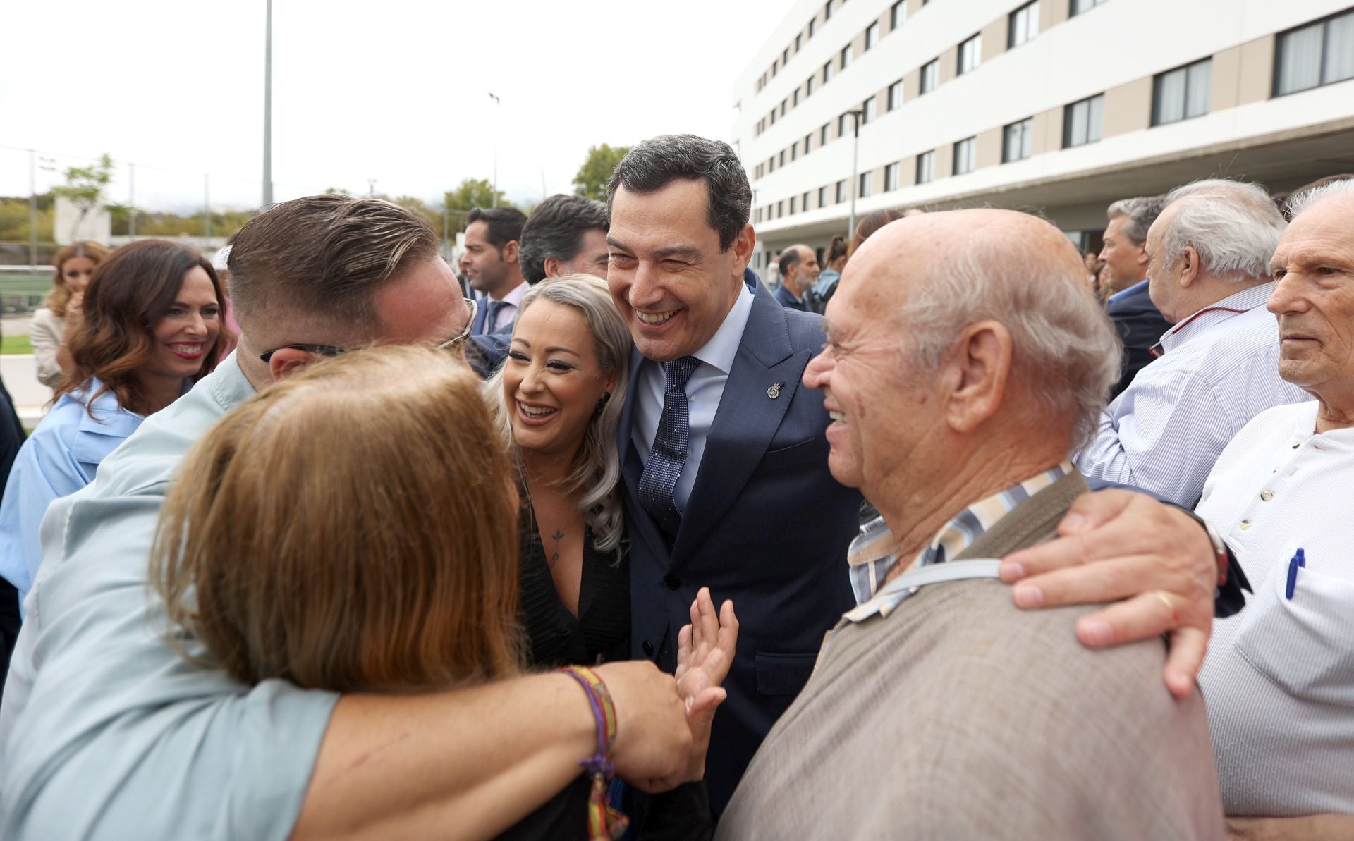 La emocionante entrega de llaves a mayores para sus pisos en Córdoba, en imágenes