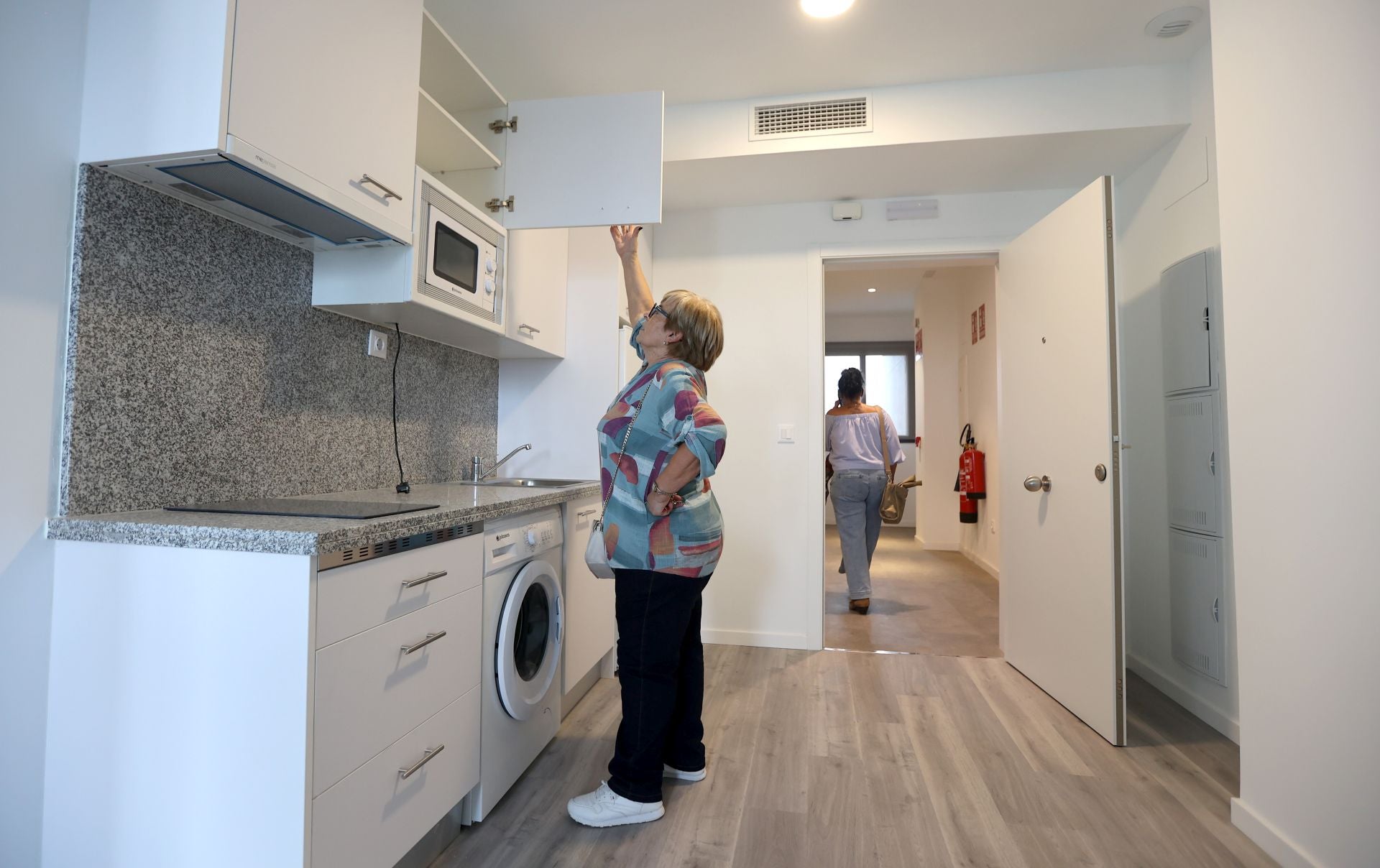 La emocionante entrega de llaves a mayores para sus pisos en Córdoba, en imágenes