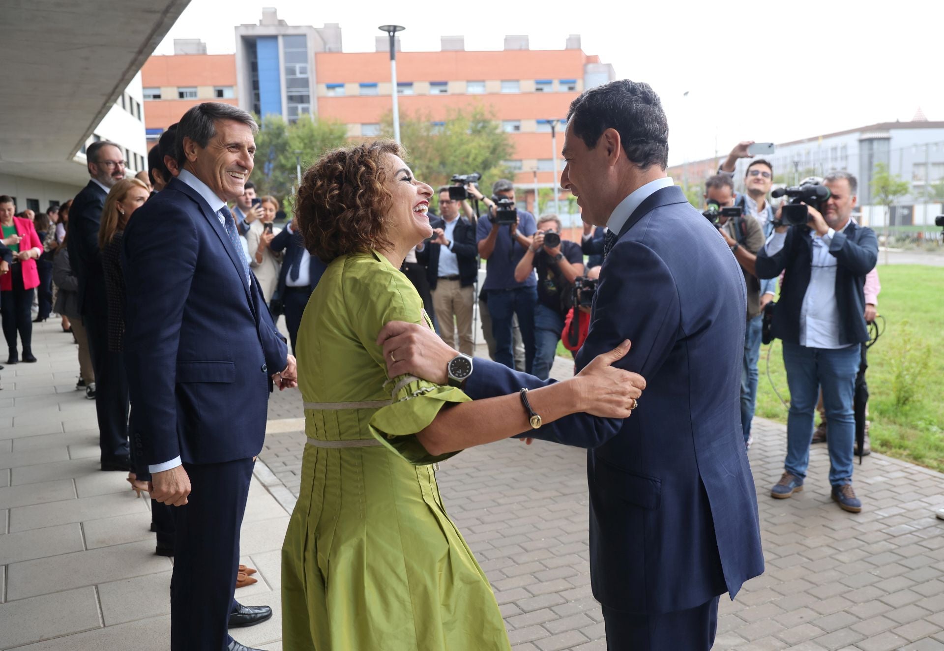 La emocionante entrega de llaves a mayores para sus pisos en Córdoba, en imágenes