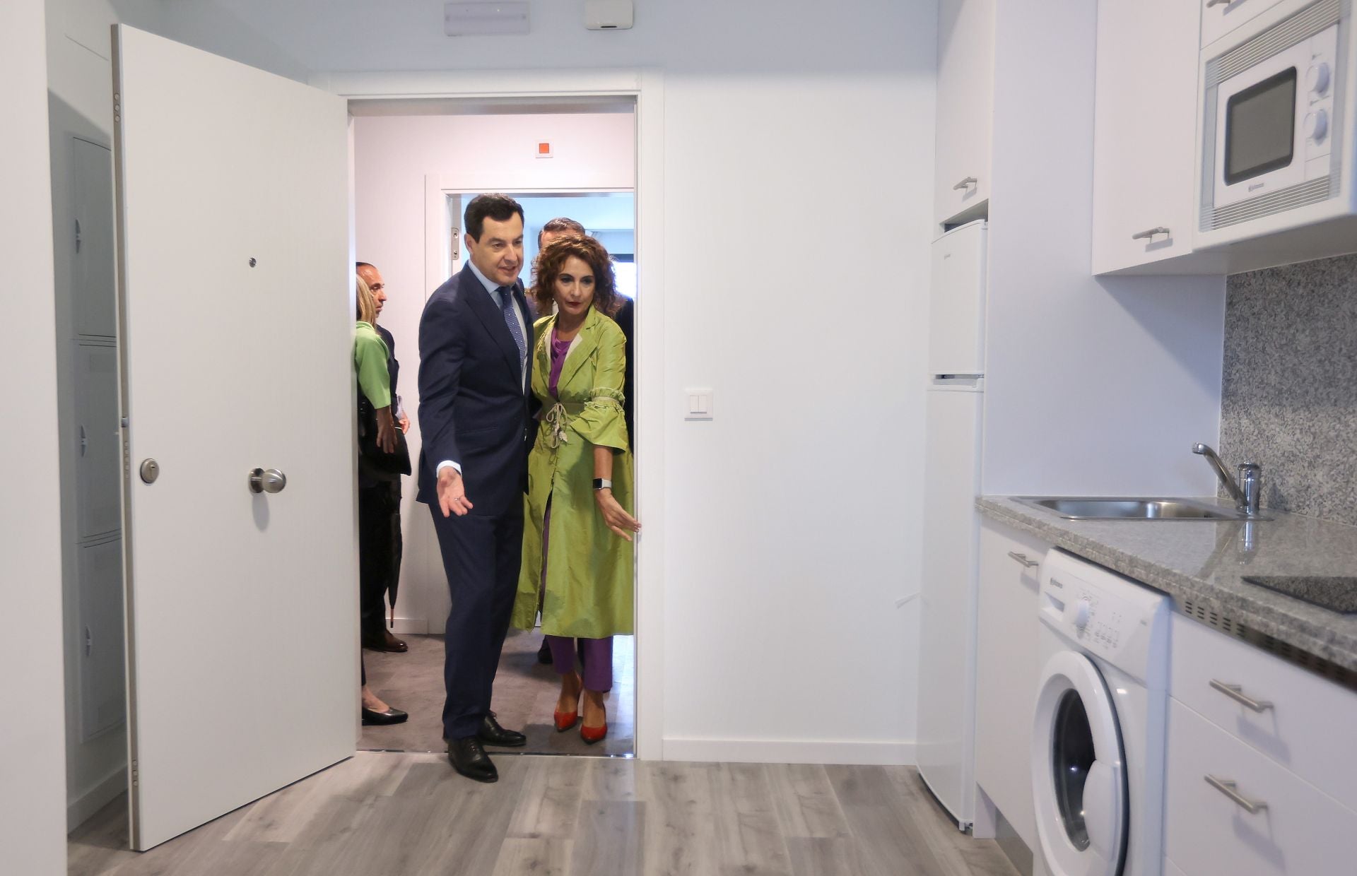 La emocionante entrega de llaves a mayores para sus pisos en Córdoba, en imágenes