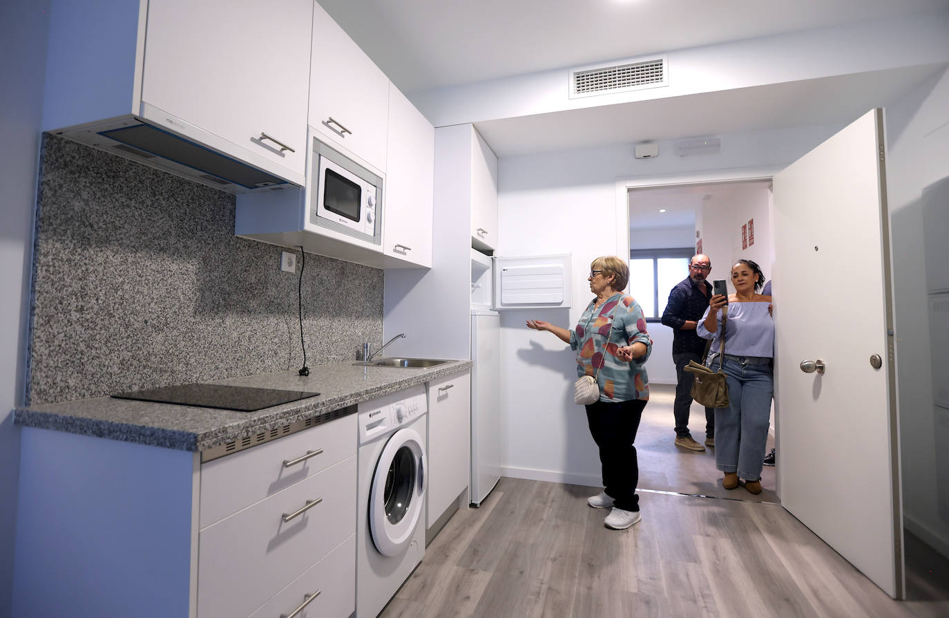 La emocionante entrega de llaves a mayores para sus pisos en Córdoba, en imágenes