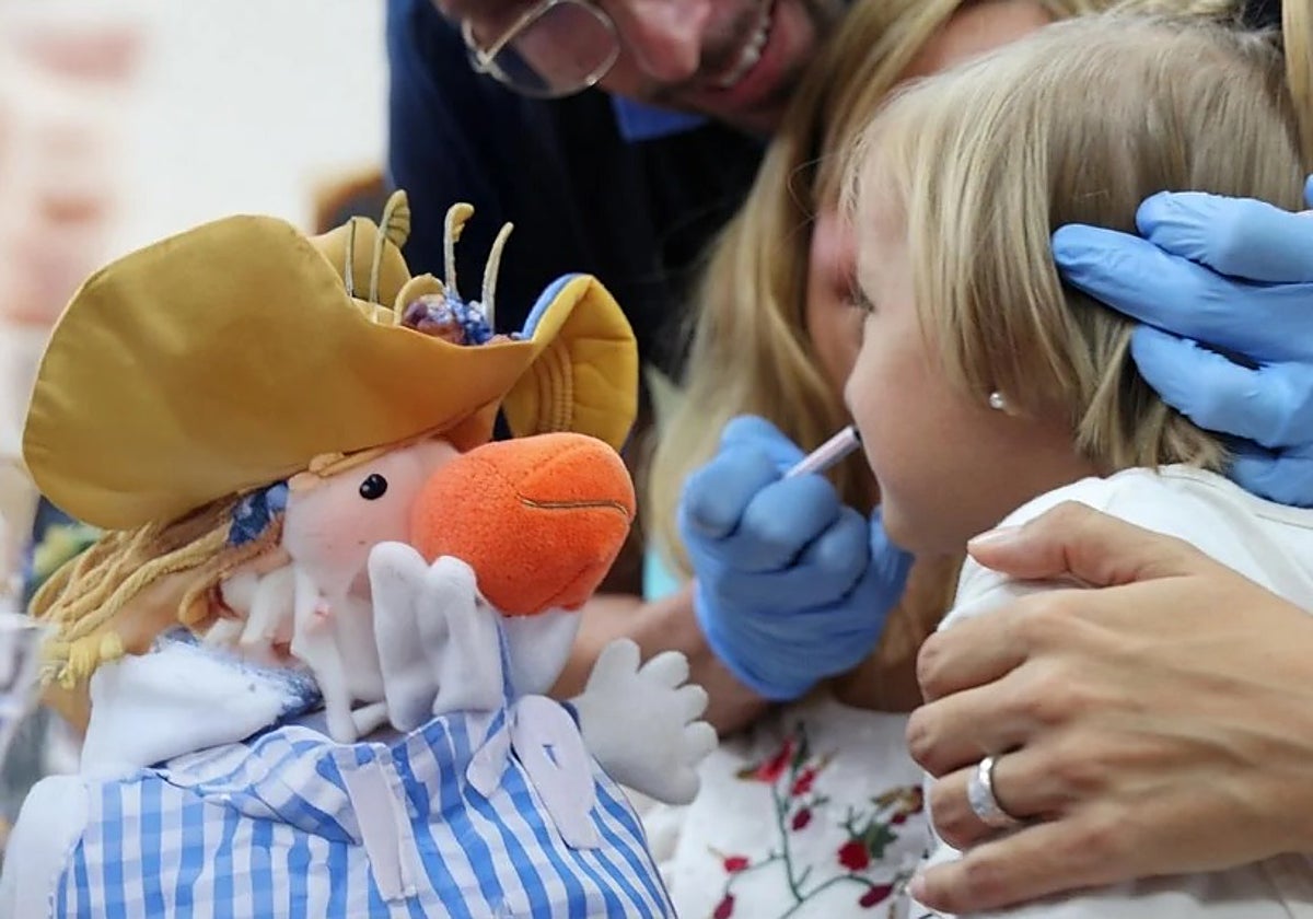 Una niña recibe su dosis contra el virus