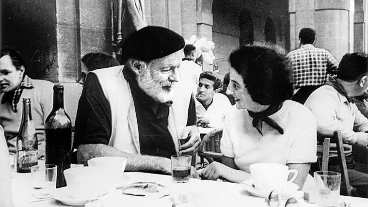 Ernest Hemingway y Valerie Danby-Smith en el bar Choko de Pamplona, en julio de 1959.