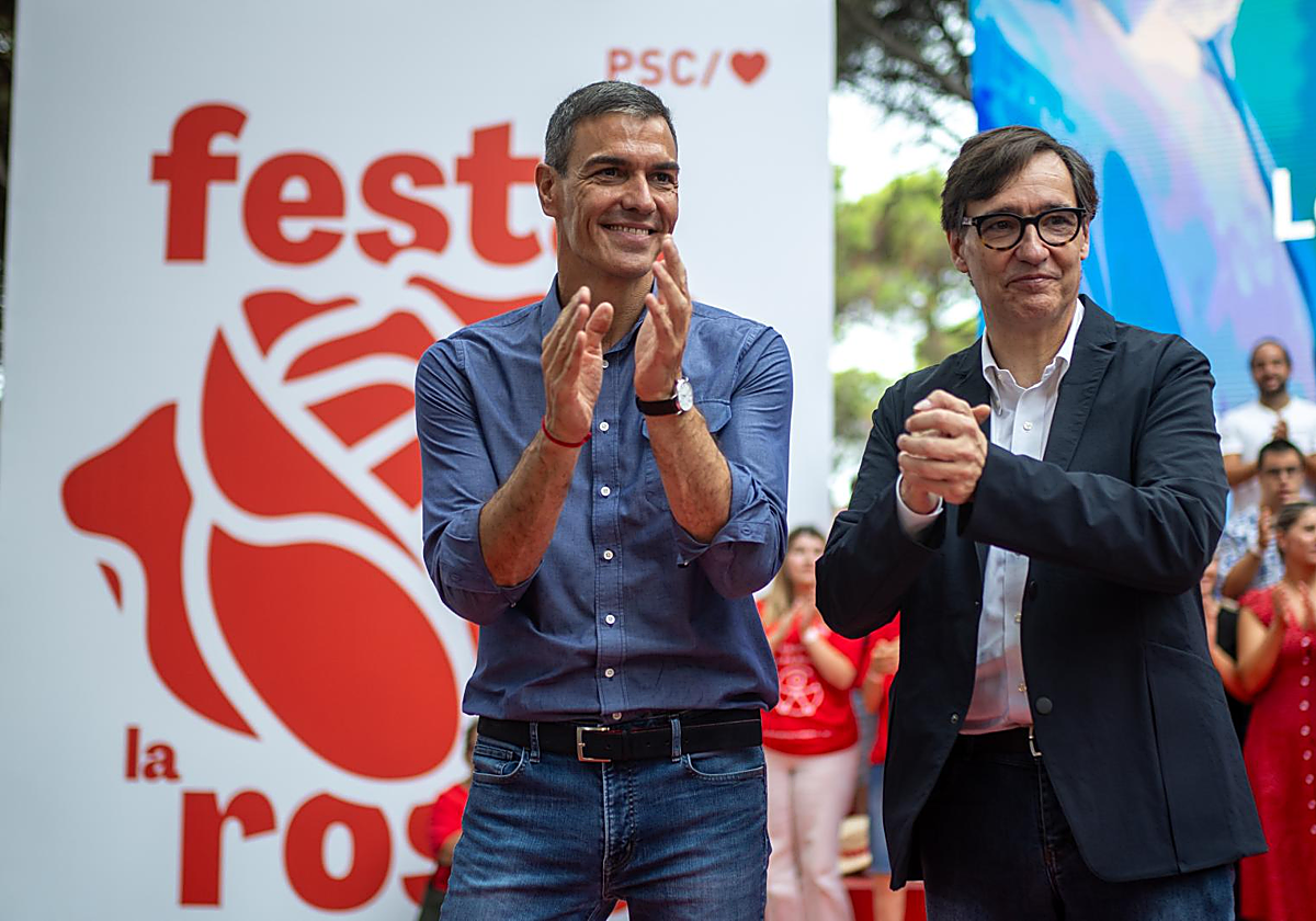 Pedro Sánchez y Salvador Illa, líderes del PSOE y el PSC y presidentes del Gobierno y la Generalitat, en la Fiesta de la Rosa del PSC celebrada la semana pasada