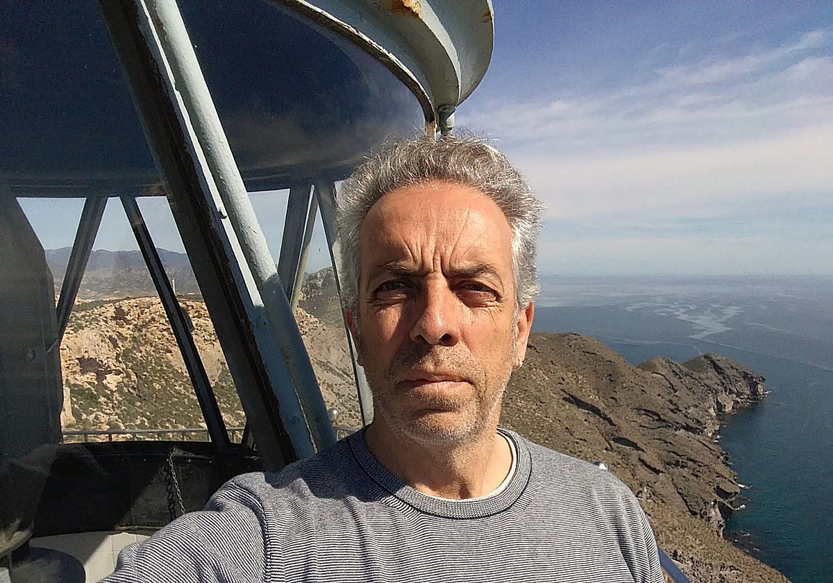 Mario Sanz junto a la linterna del faro de Mesa Roldán en Carboneras (Almería)