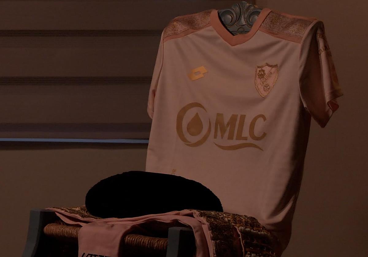 Foto de la presentación de la camiseta del Linares Deportivo dedicada a Manolete