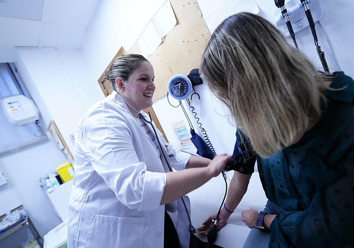 Una profesional sanitaria atiende a una mujer