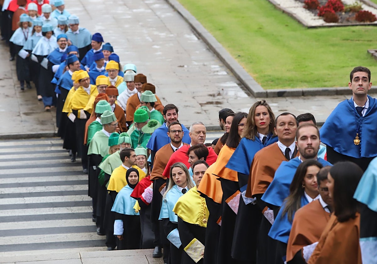 Los profesores y doctores, de camino al salón de actos de Rabanales