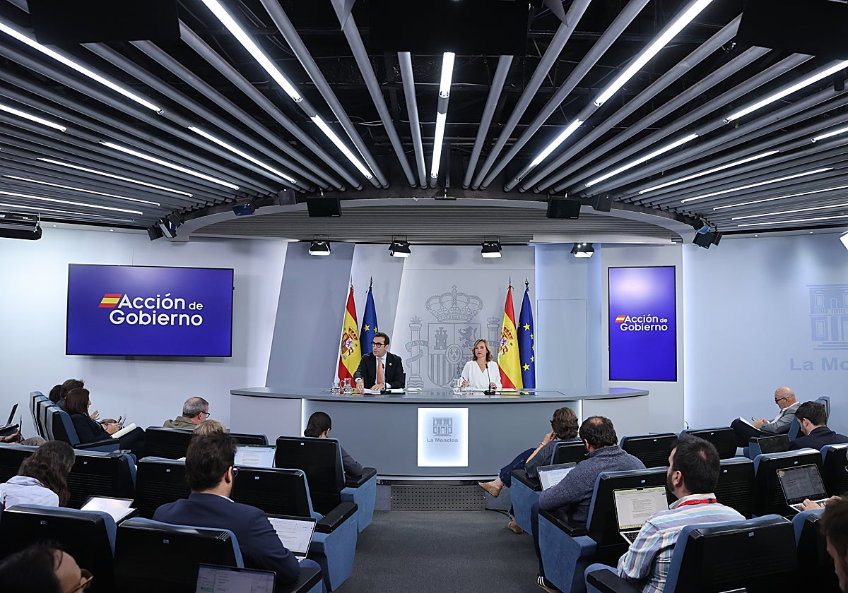 Rueda de prensa tras el Consejo de Ministros con la ministra portavoz y el ministro de Economía