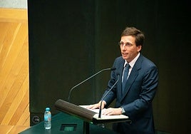 Almeida insta al PSOE a responder si el Barcelona debería jugar contra el equipo israelí Hapoel Tel Aviv, tras la Vuelta ciclista: «No quieren enfadar a Illa»