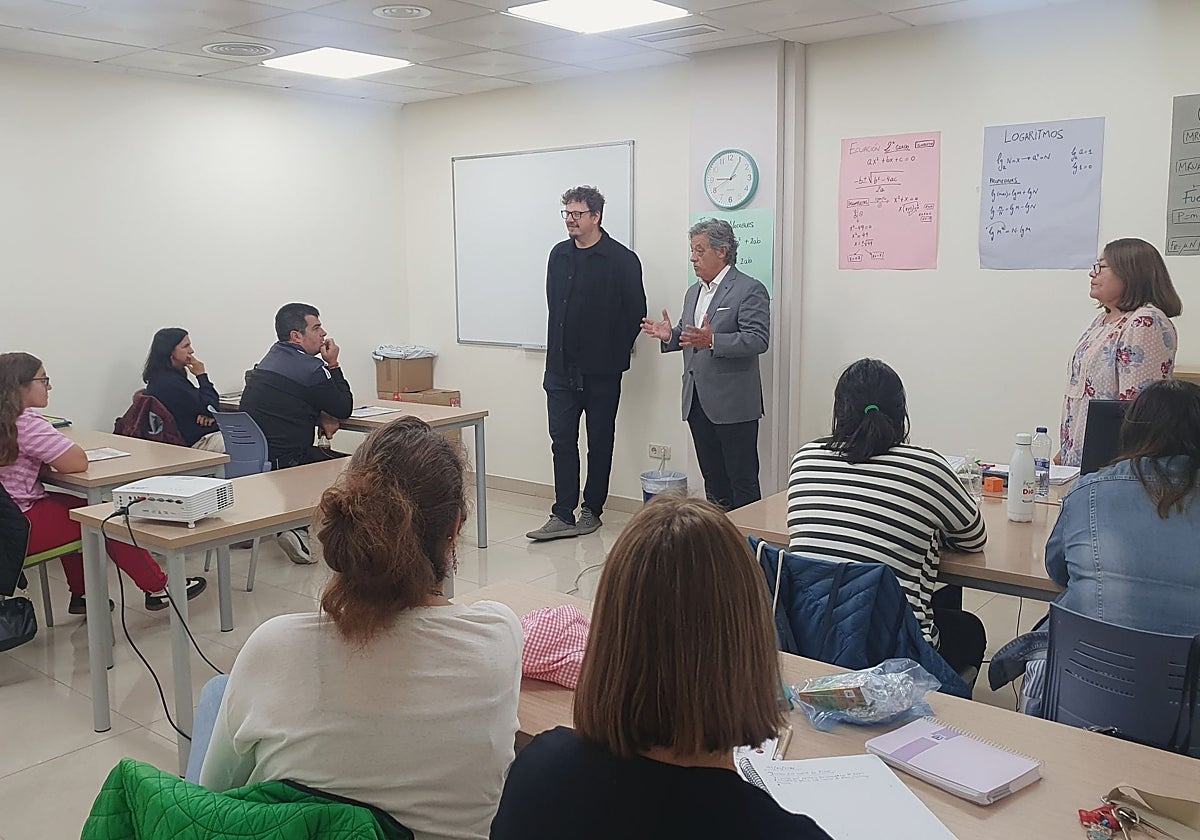El presidente de Fundación CIEES, Andrés Martínez, y el director de Fundación Soliss, César María Duro, visitaron el aula