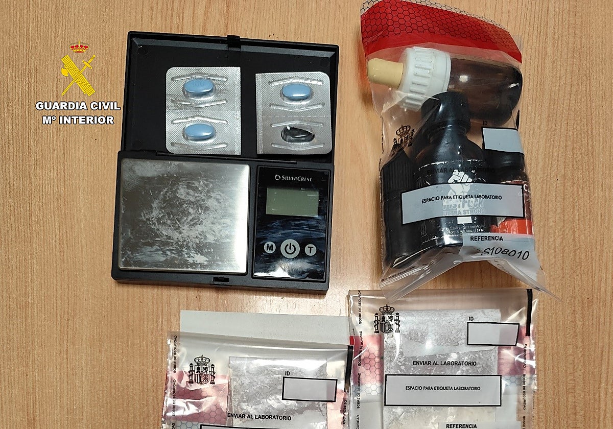 Imagen de los botes con droga intervenidos al conductor