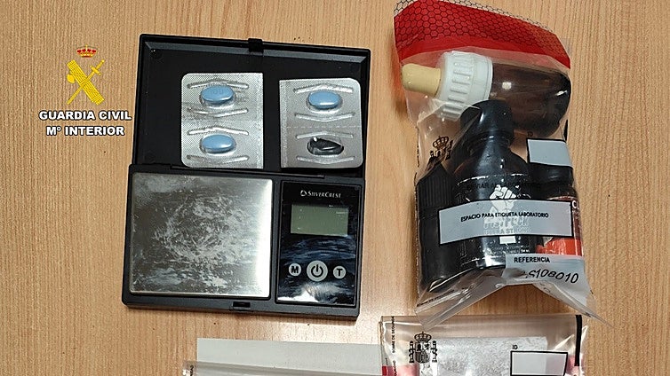 Detenido el conductor de un vehículo en la AP7 que transportaba botes con cocaína y heroína