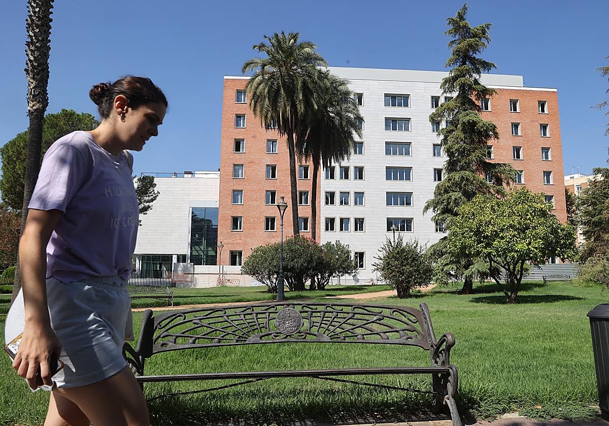 Una mujer pasa delante de la nueve sede administrativa de la Junta, ubicada en los viejos juzgados