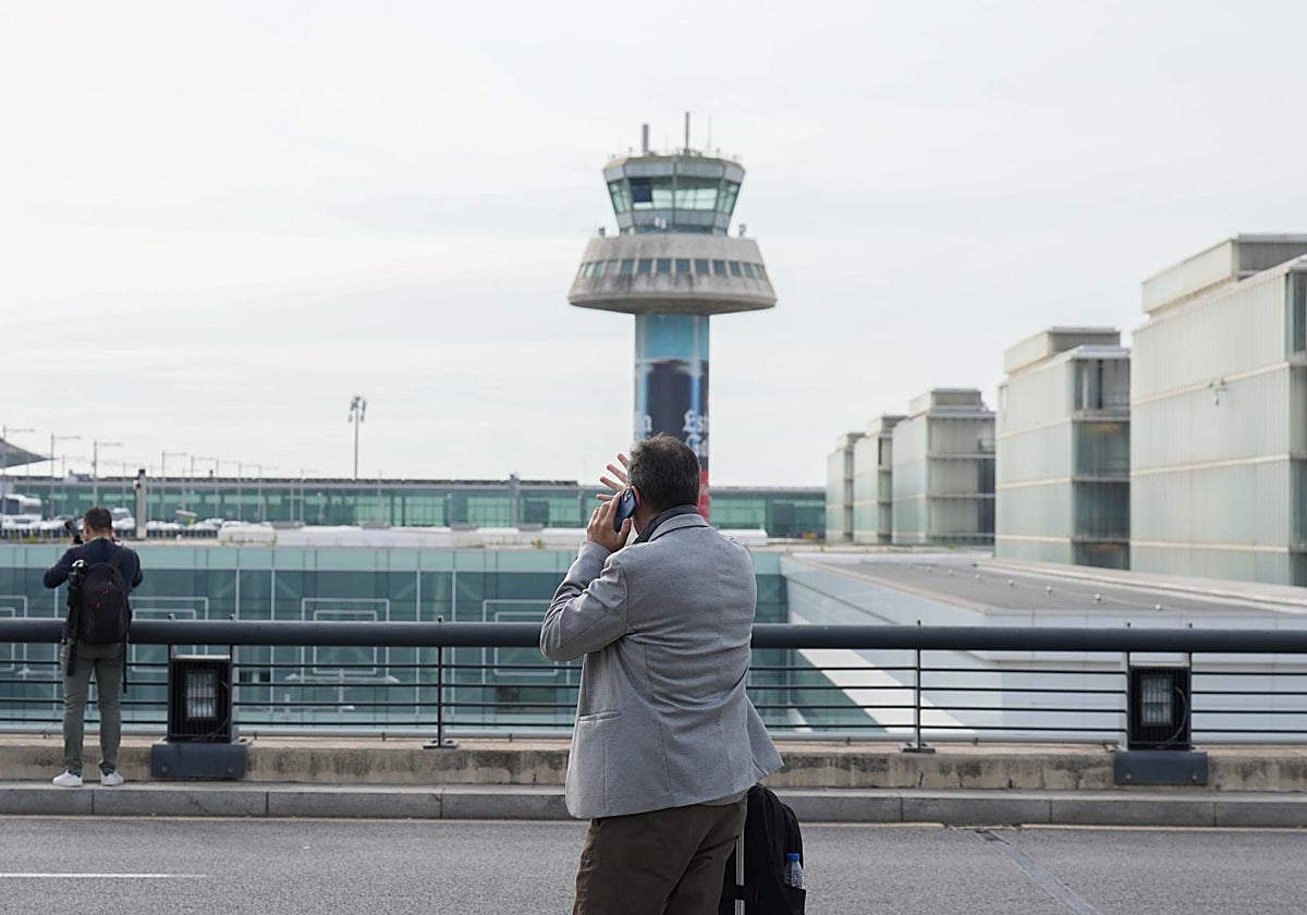 Vista de la torre de control que será demolida