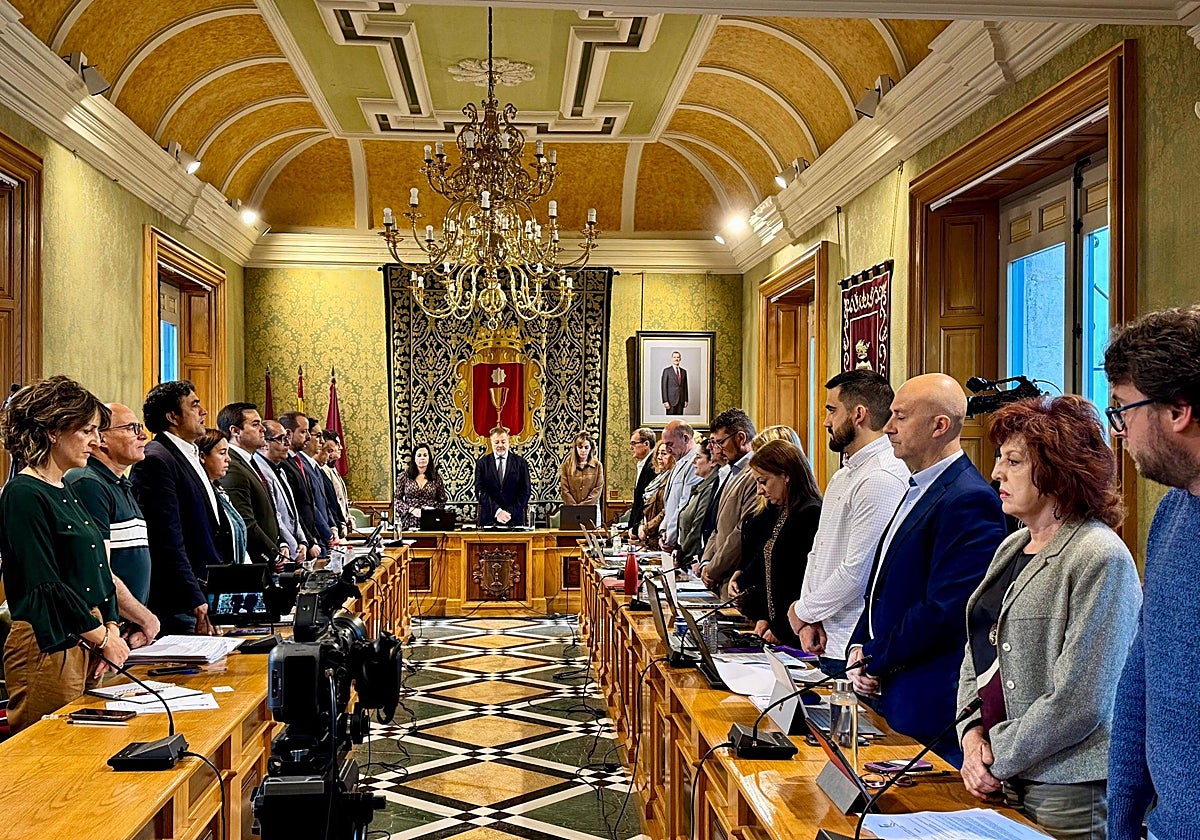 El Pleno comenzó comenzó con un minuto de silencio en memoria de las víctimas de violencia de género