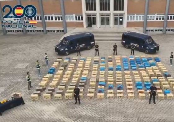 Vista aérea de los cargamentos de droga incautados