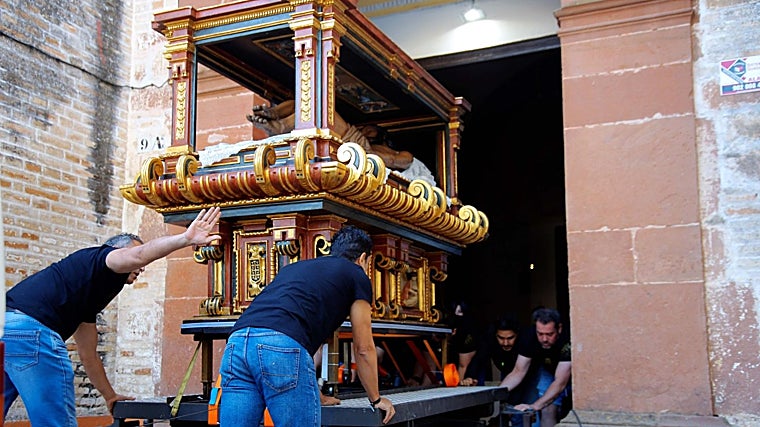 Un momento del traslado del sarcófago con el Señor del Santo Sepulcro