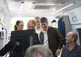 La Policía incorpora dos vehículos que recorrerán los pueblos de Córdoba para gestionar DNI y pasaporte