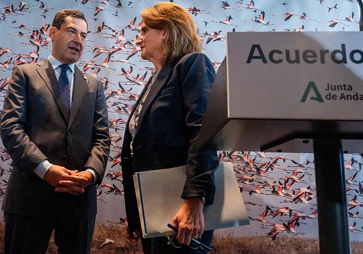 El presidente de la Junta de Andalucía, Juanma Moreno, y la entonces ministra de Transición Ecológica y Reto Demográfico, Teresa Ribera (d), tras la firma del acuerdo del Parque Nacional de Doñana, en noviembre de 2023