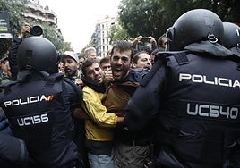 Un policía amnistiado del 1-O: «Si las cargas fueron torturas, las de cada partido de fútbol tendrían que serlo»