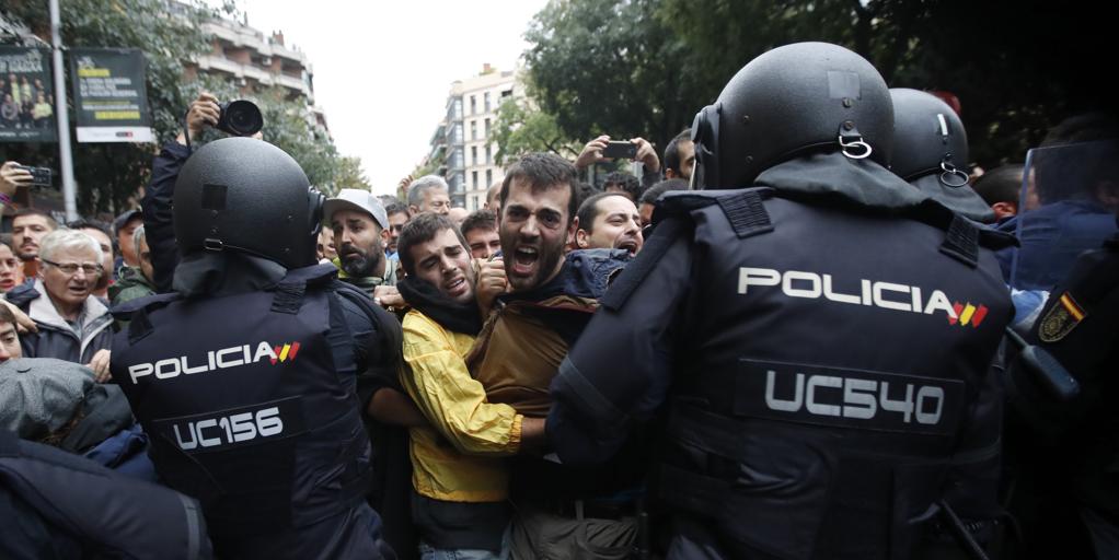 Un policía amnistiado del 1-O: «Si las cargas fueron torturas, las de cada partido de fútbol tendrían que serlo»