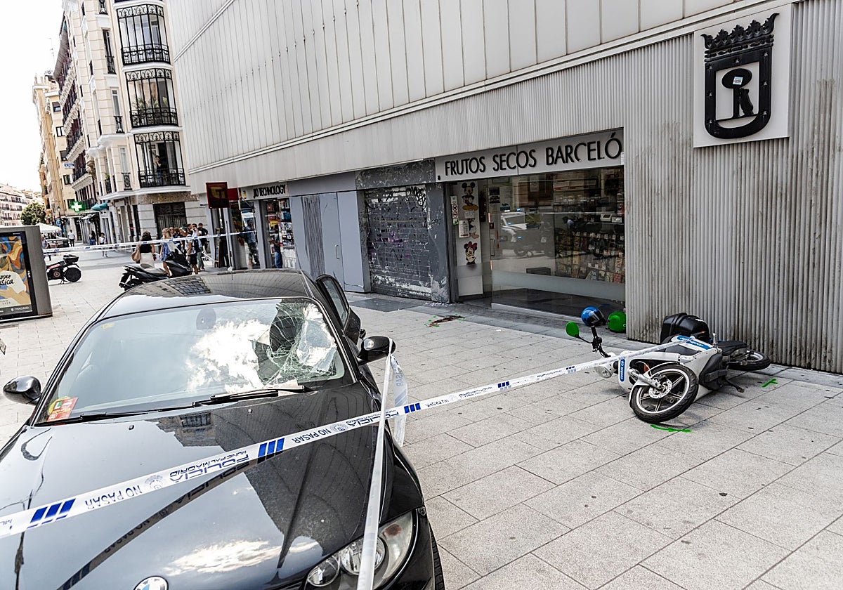 Un coche deja heridos a tres transeúntes tras invadir la acera junto al mercado de Barceló
