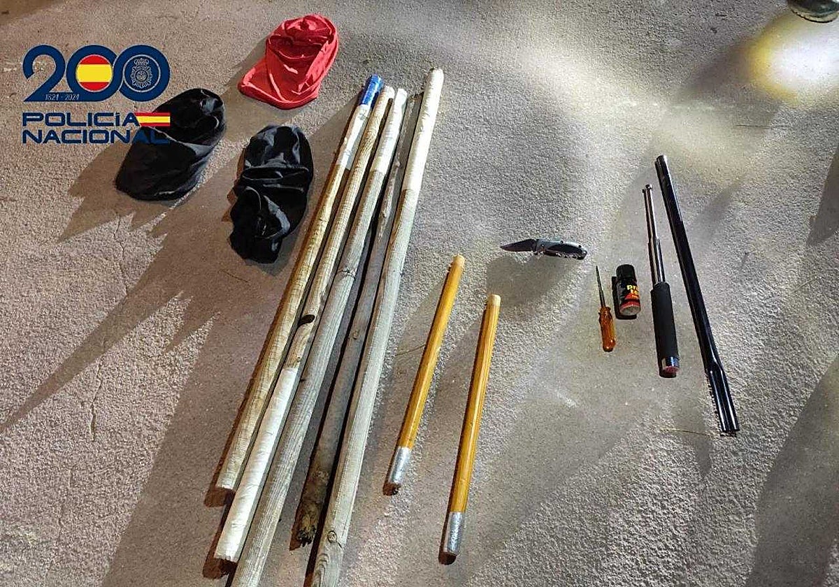 Material incautado por los agentes a los radicales