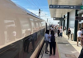 Nuevo caos en el AVE: una «incidencia en la infraestructura» deja tirados a los viajeros en Medina del Campo y se reanuda el viaje a solo 100 km/h