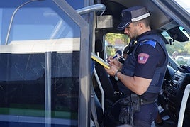 La Guardia Civil detecta a un conductor de transporte escolar con exceso de pasajeros y que conducía con droga en Teruel