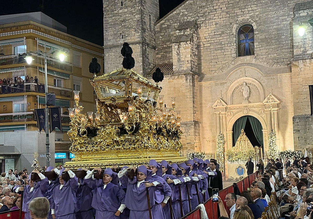 Santeros portando al Santo Entierro de Lucena, en la Magna Pasionista del sábado pasado
