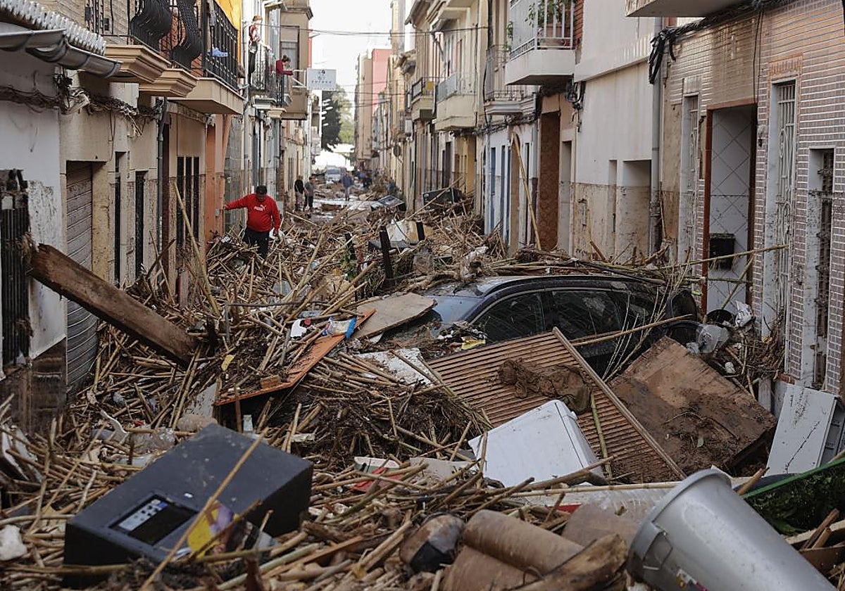 Imagen de una calle de Paiporta tras la dana del 29 de octubre