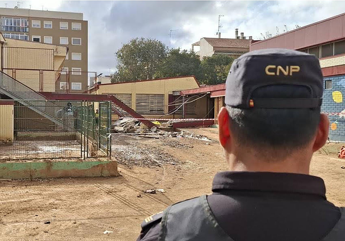 Imagen de archivo de un agente de la Policía Nacional en un colegio afectado por la dana