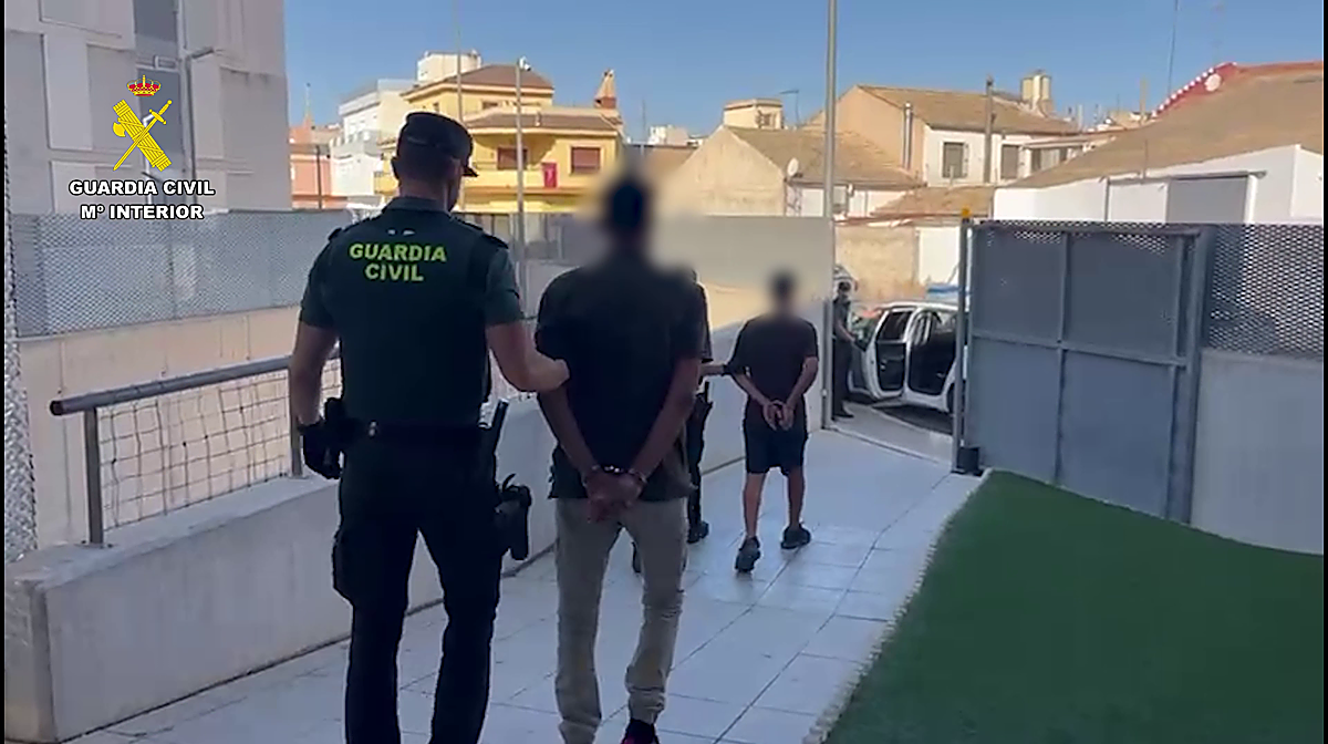 Imagen de agentes de la Guardia Civil tras arrestar a los presuntos agresores