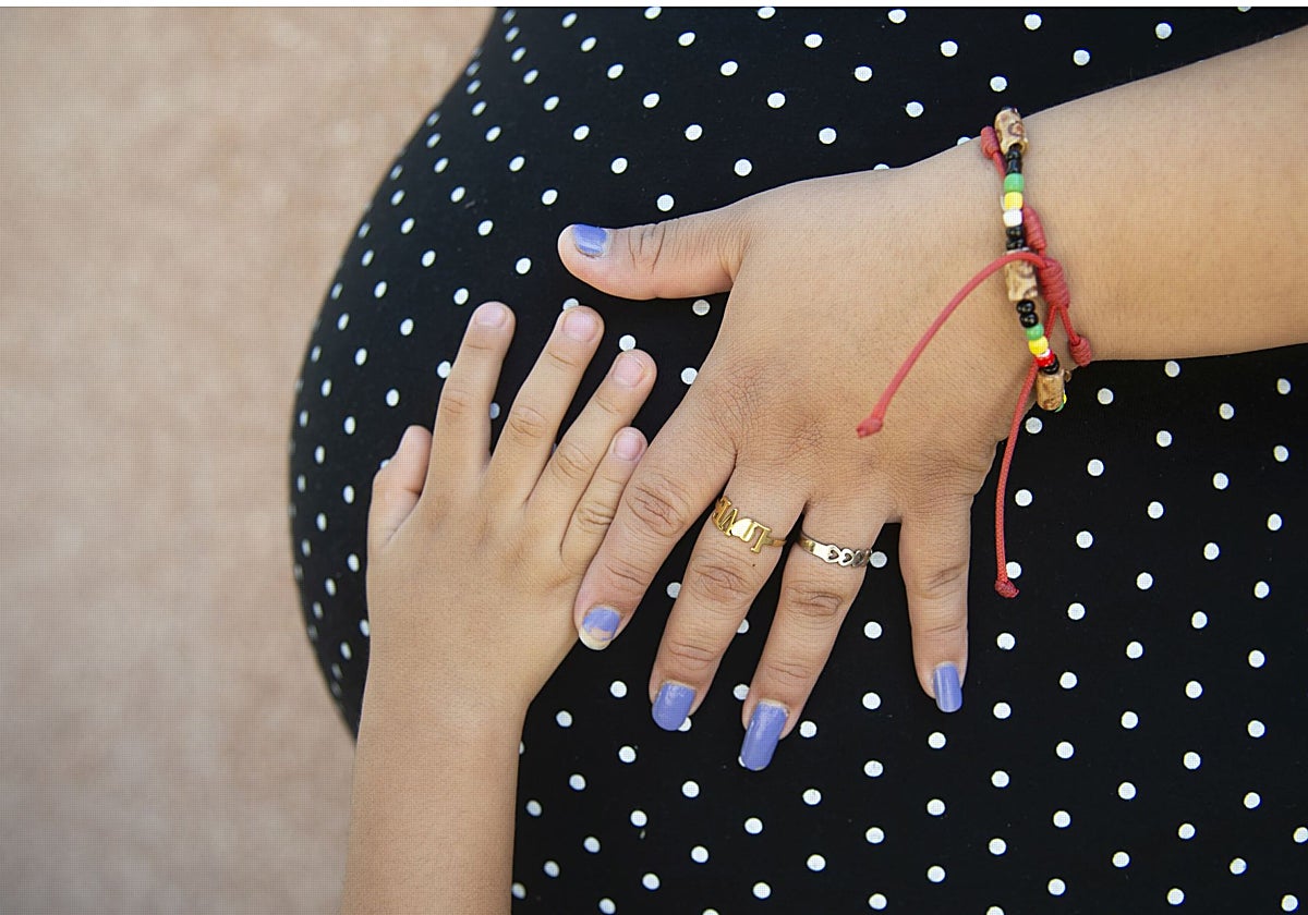 Una mujer embarazada