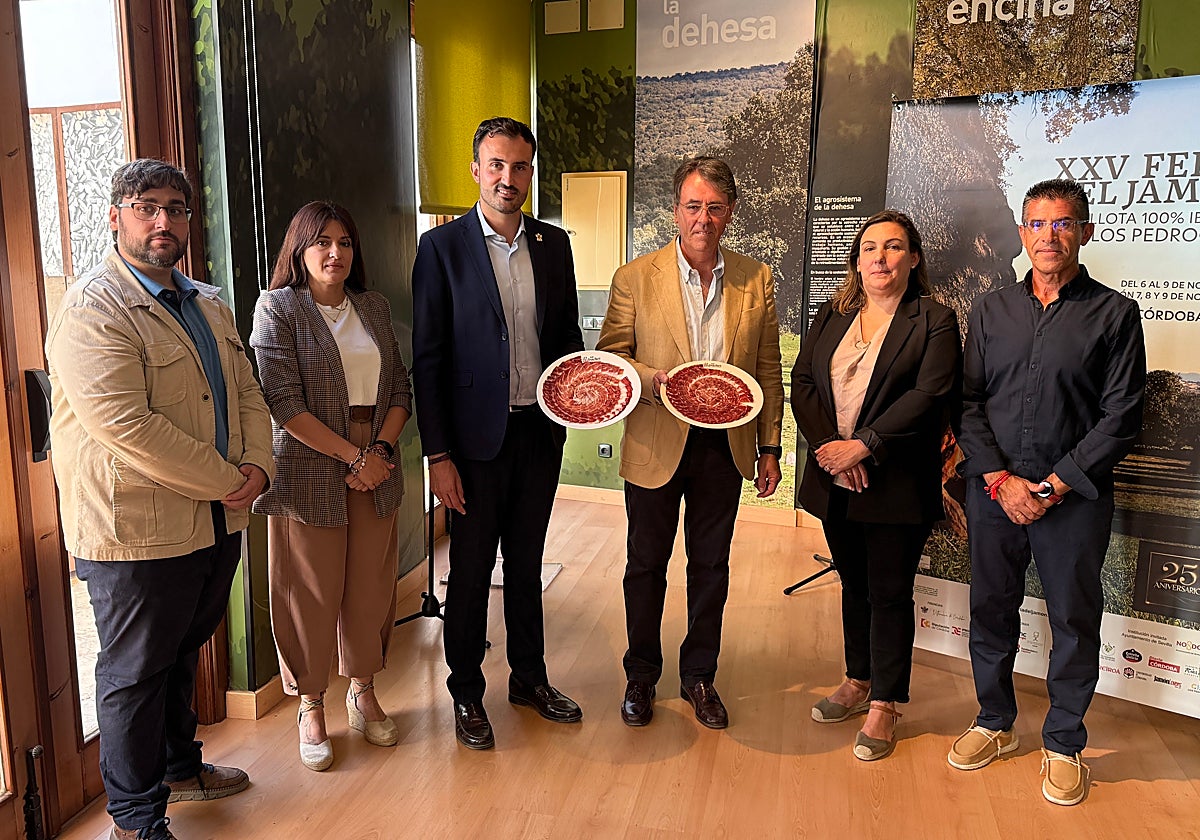 El alcalde de Villanueva de Córdoba junto al presidente de la DOP de Los Pedroches en la presentación de la feria