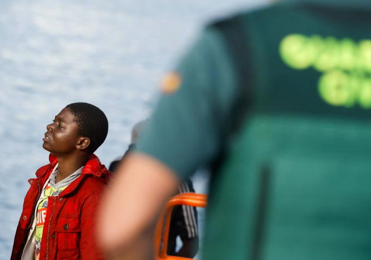 Un joven migrante espera el desembarco en Gran Canaria en abril de 2024