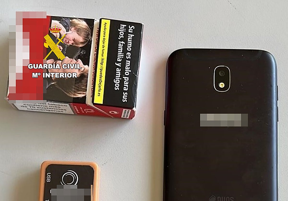 Imagen de los dispositivos electrónicos intervenidos por la Guardia Civil en exámenes de conducir