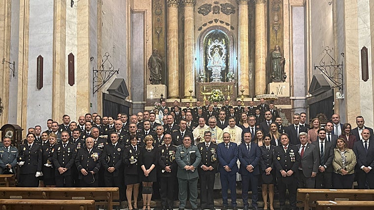 Foto de familia de todos los agentes con las autoridades