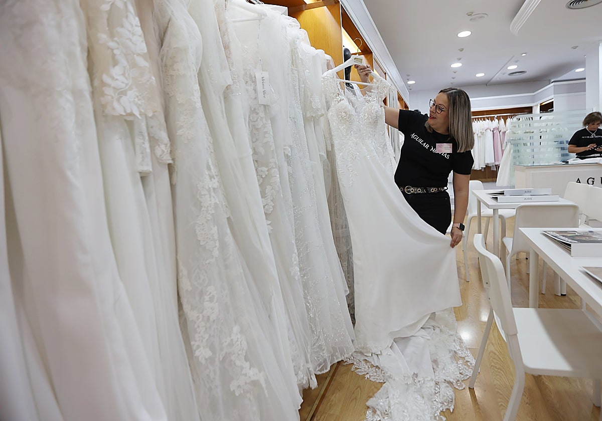 Una dependienta en una de las firmas de moda nupcial de Fuente Palmera